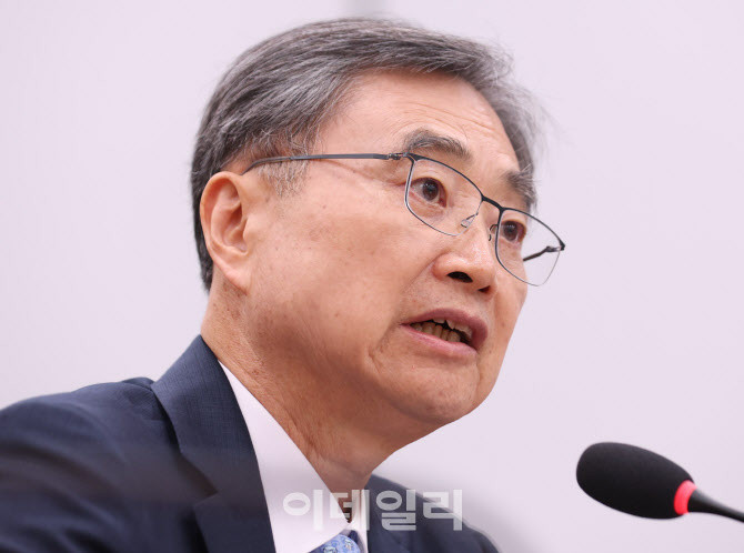 한일 셔틀외교, 조현 장관-고이즈미 농림수산상 비공개 면담 진행