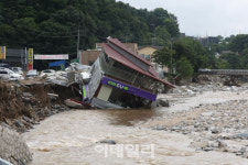 [포토]가평군 십이탄천 인근 침수된 건물