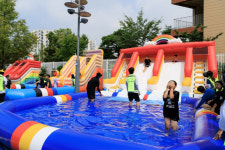 생수 제공·물놀이장·치유의 숲…폭염에도 즐길거리 다양[동네방네]