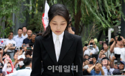 [포토]고개 숙인채 특검 향하는 김건희 여사