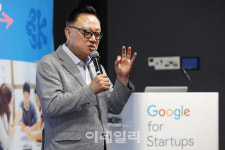 [포토]고동진 의원, 과거 AI 총괄 경험에 대해 발언