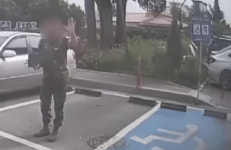 “땡볕에 주차자리 지키는 군인” 폭염에 누가 시켰나 [영상]