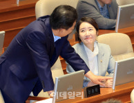 [포토]본회의, '대화하는 김병기-강선우'
