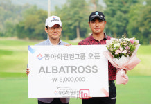 [포토] 조우영, 조재룡 SBS미디어넷 대표이사로부터 알바트로스 수상