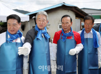 [포토] 충북 영동 학동리마을 집고치기 봉사활동