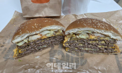 “혈관 터질 뻔” 파이브가이즈도 긴장…버거킹 ‘신상’ 정체[먹어보고서]