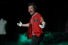 삼삼칠 박수 주인공 만난다…야구장 열기 담은 연극 하이타이