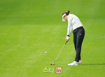 [골프in 포토] 지유아이, 핀을 향한 임팩트