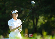 [골프in 포토] 김서아, 집중력을 높인다