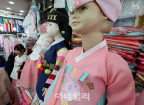 [포토]추석 앞두고 구매하는 한복