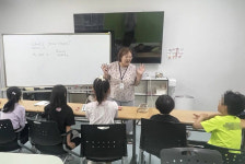 시흥 할머니 영어강사 인기…지역아동센터 수업열기 ‘후끈’