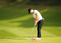 [골프in 포토] 홍정민,첫홀 버디 도전