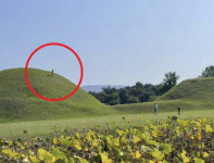 “한국인 맞아?”“처벌받을 수도”…짓밟힌 경주 고분에 공분