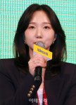 [포토]패널들과 토론하는 김효이 이너시아 대표