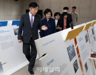 [포토] 공공디자인 전시물 살펴보는 전성수 서초구청장