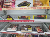 한입 먹자 혓바닥 불났다 깜짝…편의점에 뜬 디진다 돈까스[먹어보고서]