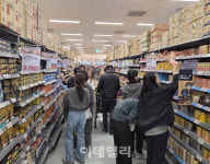 (주)엘에스씨푸드 이마트왕십리점 | “이마트 매대가 갑자기 텅” 삼겹살 오픈런…왕십리에 무슨일이[르포]