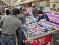 (주)엘에스씨푸드 이마트왕십리점 | “이마트 매대가 갑자기 텅” 삼겹살 오픈런…왕십리에 무슨일이[르포]