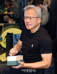 [포토] 선물에 사인하는 젠슨 황 CEO