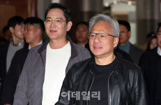 [포토] 치맥회동 후 이동하는 젠슨 황과 이재용