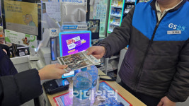 다 집어가요…K리테일 무가지, 외국인 눈길 끌었다