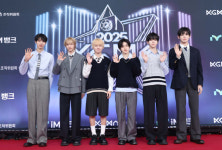 IS 라이징스타 킥플립 데뷔 딱 300일에 값진 상 기뻐 [2025 KGMA]