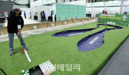 [포토]실내파크골프 체험하는 시니어