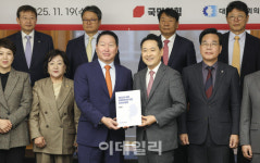 [포토] 정책제안서 전달