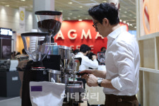 (주)커피필그림스 | [포토]커피 제조하는 바리스타