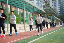 러닝전도사 안정은, 학교시설 이용문화 확산 위해 달린다