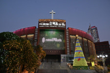 여의도순복음교회, 2025 성탄트리 환하게 밝혔다