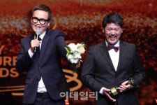 [포토]이철희 작가-배우 강일, 연극 최우수상