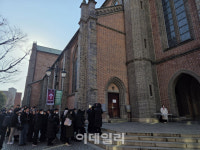 성탄절 맞아 교회·성당 찾은 인파로 명동 북적…소외된 이웃 없이 모두가 행...