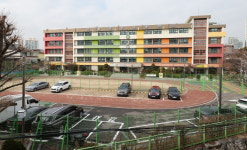 “학생도, 교사도 없어”…텅 빈 교실에 폐교된 학교