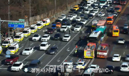 서울 강동구서 버스 등 4대 추돌…40명 부상