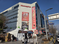 대형마트인데 신라면·새우깡도 없다…폐점 한파 홈플러스[르포]