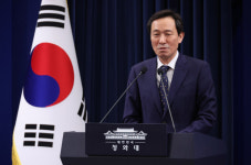 청와대 떠난 우상호 정무수석…정권 초반 중재자 역할 톡톡