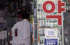 이천서 70대 여성 몰던 승용차 약국 돌진…운전 미숙