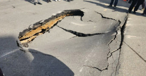 초등학교 앞 대형 싱크홀..자연침하 추정