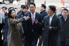 [포토]정치자금법위반 첫 공판 출석하는 오세훈 시장