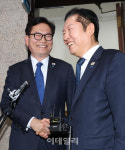 [포토]미소 보이는 정청래-송영길