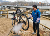 [포토] 서초구, 자전거 고온 스팀 세차 서비스