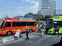 연세대 앞 도로서 버스 두 대 충돌…5명 병원 이송