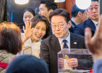 날아왔어요 농담에 환호…李대통령, 창원 반송시장 깜짝 방문