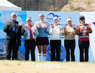 [포토]대보건설팀,밝은 두손 인사