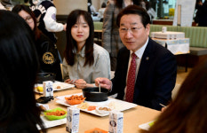 송도교통위탁급식소나이스구내식당 | 유정복 시장, 연세대 송도캠서 '천원의 아침밥' 사업 점검