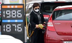 [포토]2차 석유 최고가격제 시행후 이틀째 뛰는 주유소 기름값…다음 주 2000원 넘나