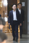 [포토]석화제품 수급상황 점검회의 입장하는 김정관 장관