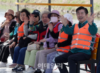 [포토] 뗏목 체험하는 전성수 서초구청장