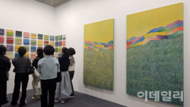 찜해둔 작가·작품에 몰렸다…미술시장 부활 기대엔 못 미쳐
